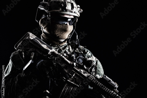 Zdjęcie XXL Przyrodni długości studia strzał sił specjalnych żołnierz w śródpolnych mundurach z broniami, portret na czarnym tle. Okulary ochronne są włączone