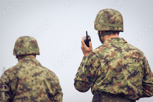 Plakat Żołnierze w akcji komunikującej się na walkie talkie
