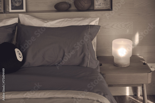 Zdjęcie XXL lampa stołowa w sypialni w nocy