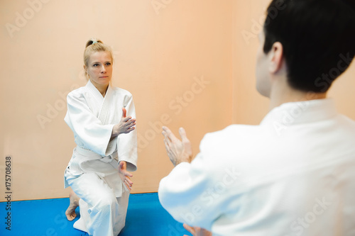 Zdjęcie XXL Mężczyzna i kobieta walki na treningu Aikido w szkołach sztuk walki