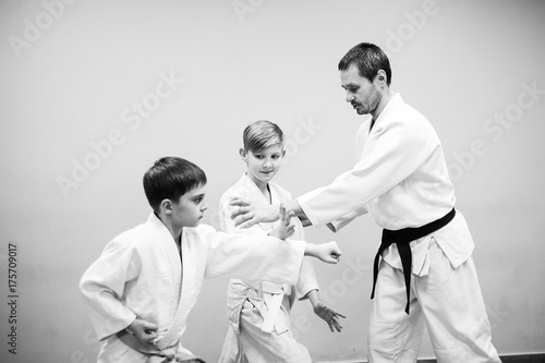 Zdjęcie XXL Chłopcy w kimonie mają trening aikido z trenerem
