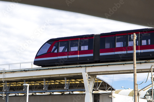 Plakat czerwony nowoczesny pociąg podziemny na moście nad ziemią