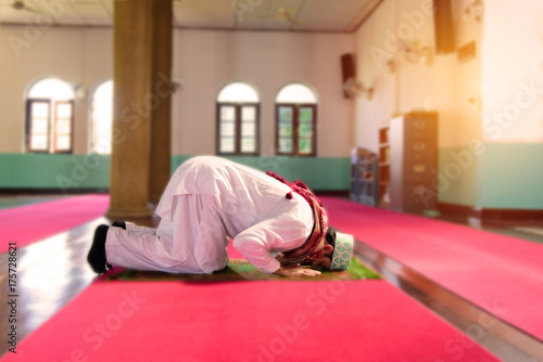 Plakat Islamu muzułmański mężczyzna modlenie w meczecie