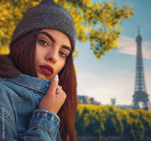 Plakat dziewczyna na tle wieży Eiffla w Paryżu