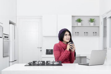 Canvas Print - Beautiful woman thinking an idea in the kitchen