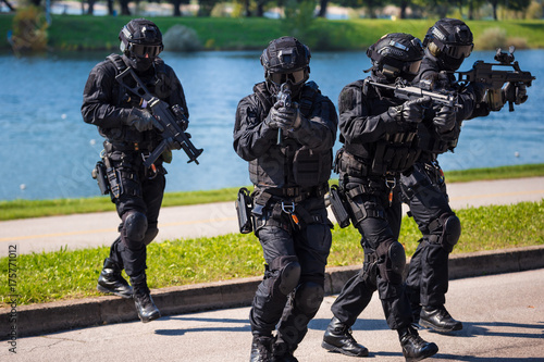 Fotografía Special forces tactical team of four in action