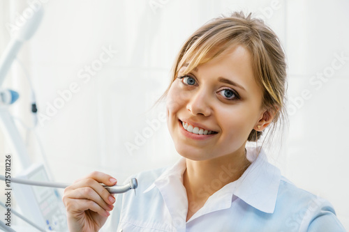 Plakat Młody Professional Woman Dentist z Dental Drill