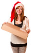 Junge Frau mit Nikolausmütze hält ein Paket 