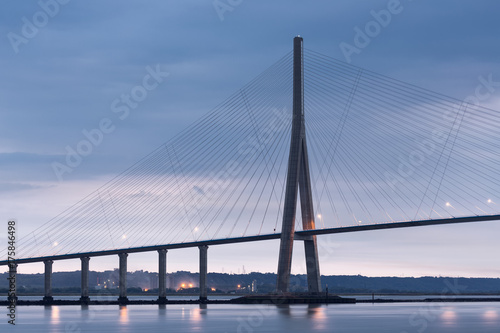 Foto  Sunrise view at Pont de Normandie, bridge over river Seine between Le Havre and