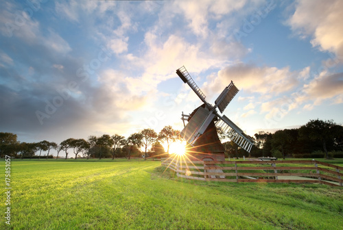 Plakat wschód słońca za piękny holenderski wiatrak