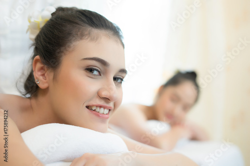 Plakat Dwa słodkie młodych kobiet cieszyć się relaks podczas masażu w spa.