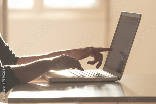 Zdjęcie XXL Ręce za pomocą klawiatury z lap-top.