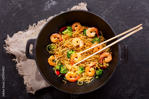 Cuadros en Lienzo Stir fried noodles with shrimps and vegetables in a wok