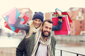 Canvas Print - Happy couple shopping in the city