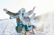 canvas print picture - Familie beim Rodeln und Schlitten fahren im Winter