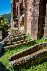 Canvas Print - Cercueils en pierre derrière l'église abbatiale Sainte-Foy-de-Conques