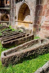 Canvas Print - Cercueils en pierre derrière l'église abbatiale Sainte-Foy-de-Conques