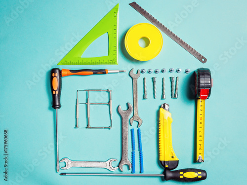 Plakat Koncepcja domu poprawy. Ustaw narzędzie ręczne do budowy lub naprawy domu