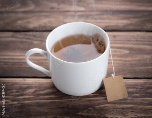 Plakat Filiżanka herbata i teabag na drewnianym stole