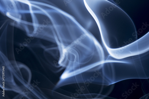 Plakat Abstrakta dym na czarnym tle.
