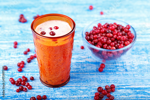 smoothie-z-zurawiny-w-szklance-zurawina-w-miseczce