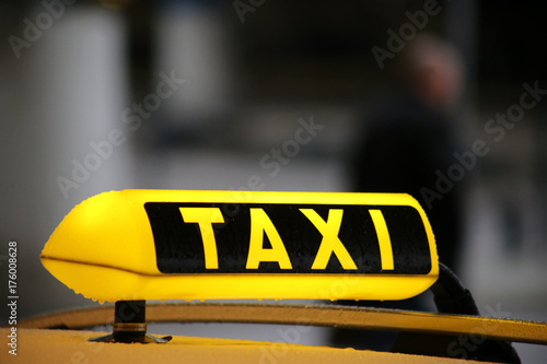 Plakat Taxi znak na samochodu dachu z odbiciem, wąż przy lotniskiem