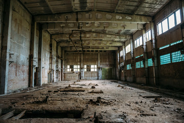  Zaniechany przemysłowy magazyn na zrujnowanej ceglanej fabryce, przerażające wnętrze, perspektywa