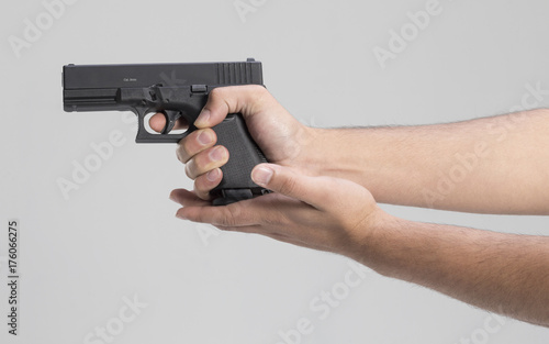 Zdjęcie XXL Mężczyzna ręka z pistoletem