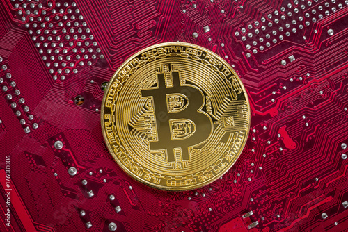 Bitcoin Münze auf einer Platine - kaufen Sie dieses Foto ...
