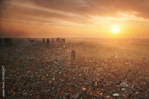 Plakat Widok z lotu ptaka Stambuł miasta śródmieście z drapaczami chmur przy zmierzchem