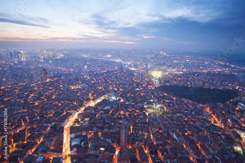 Plakat Widok z lotu ptaka Istanbul miasta śródmieście z drapaczami chmur przy nocą
