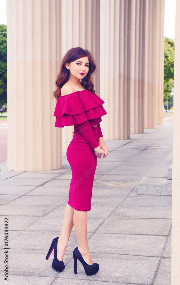cute dress poses Poses to try in your cute new spring outfit Swipe to see the poses we all know we do when we run out of ideas Spring outfit, spring fashion, spring