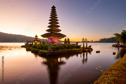 Plakat Pura Ulun Danu Bratar - wodna świątynia na Bali, Indonezja.