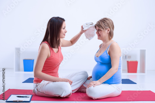 Zdjęcie XXL Kobieta w ciąży relaksuje po ćwiczyć