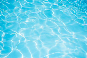  Niebieska i jasna powierzchnia wody i falowanie z odbiciem słońca w basenie