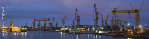 Plakat zdjęcie nocne stoczni remontowej w Szczecinie w Polsce