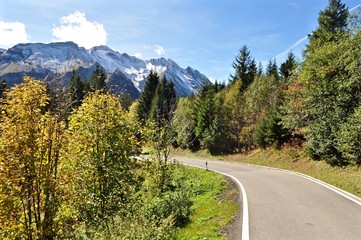 Brienzer Rothorn im Schnee mit Panoramastrasse über den Pass der Mörlialp und zwischen Sörenberg  und Giswil und Berg Furgge, Schweizer Berge