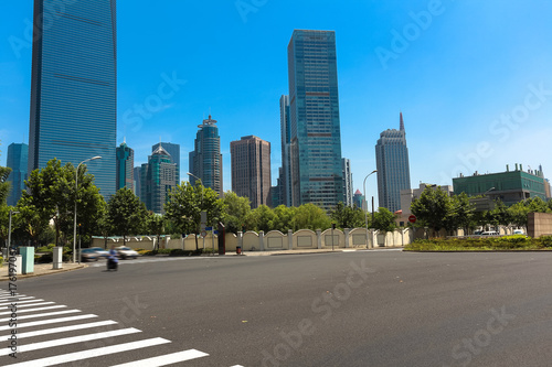 Zdjęcie XXL Pusta drogi powierzchnia z Shanghai punktu zwrotnego budynków tło