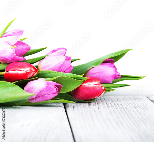 tulipany-lezace-na-bialych-deskach