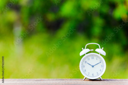 目覚まし時計と緑ぼかし背景 Stock Photo Adobe Stock 目覚まし時計と緑ぼかし背景 Stock Photo Adobe Stock