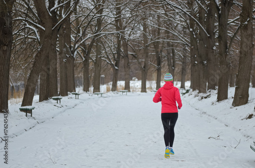 Plakat Zima bieg w parku: szczęśliwy aktywny kobieta biegacz jogging w śniegu, plenerowym sporcie i sprawności fizycznej pojęciu ,.