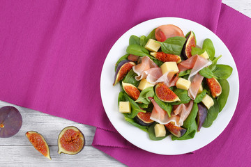 Sticker - spinach, figs, sliced ham, mozzarella salad