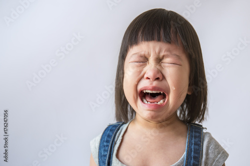 Fotografía Portrait of little asian crying girl little rolling tears weeping emotion hurt p
