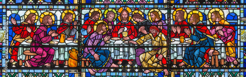 Cuadros en Lienzo LONDON, GREAT BRITAIN - SEPTEMBER 16, 2017: The stained glass of Last Supper the Pantokrator in church St Etheldreda by Joseph Edward Nuttgens (1952)
