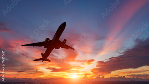 Plakat Sylwetka samolotu pasażerskiego latanie w zmierzchu.
