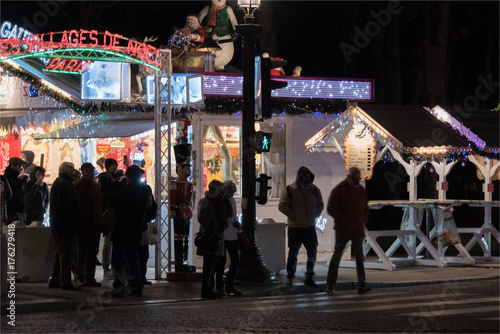 Illuminations et marché de Noël sur les Champs Elysées à Paris pour les fêtes de Poster