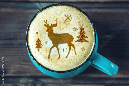 Plakat Śliczny zima wzór w filiżance na mleko piany cappuccino kawie. Wesołych Świąt