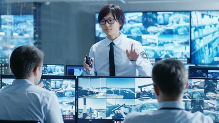 Leinwandbilder - In the Security Control Room Chief Surveillance Officer Holds a Meeting for Two Staff Members. Multiple Screens Show that They Guard Object of Big Importance. 