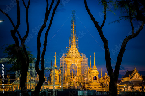 Zdjęcie XXL Budowa Jego Królewskiej Mości późny królewiątko Bhumibol Adulyadej Królewski pogrzebowy stos przy zmierzchem, Bangkok, Tajlandia.