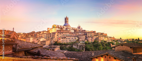 Cuadros en Lienzo Colorfull Sunset in Siena, Tuscany - Italy